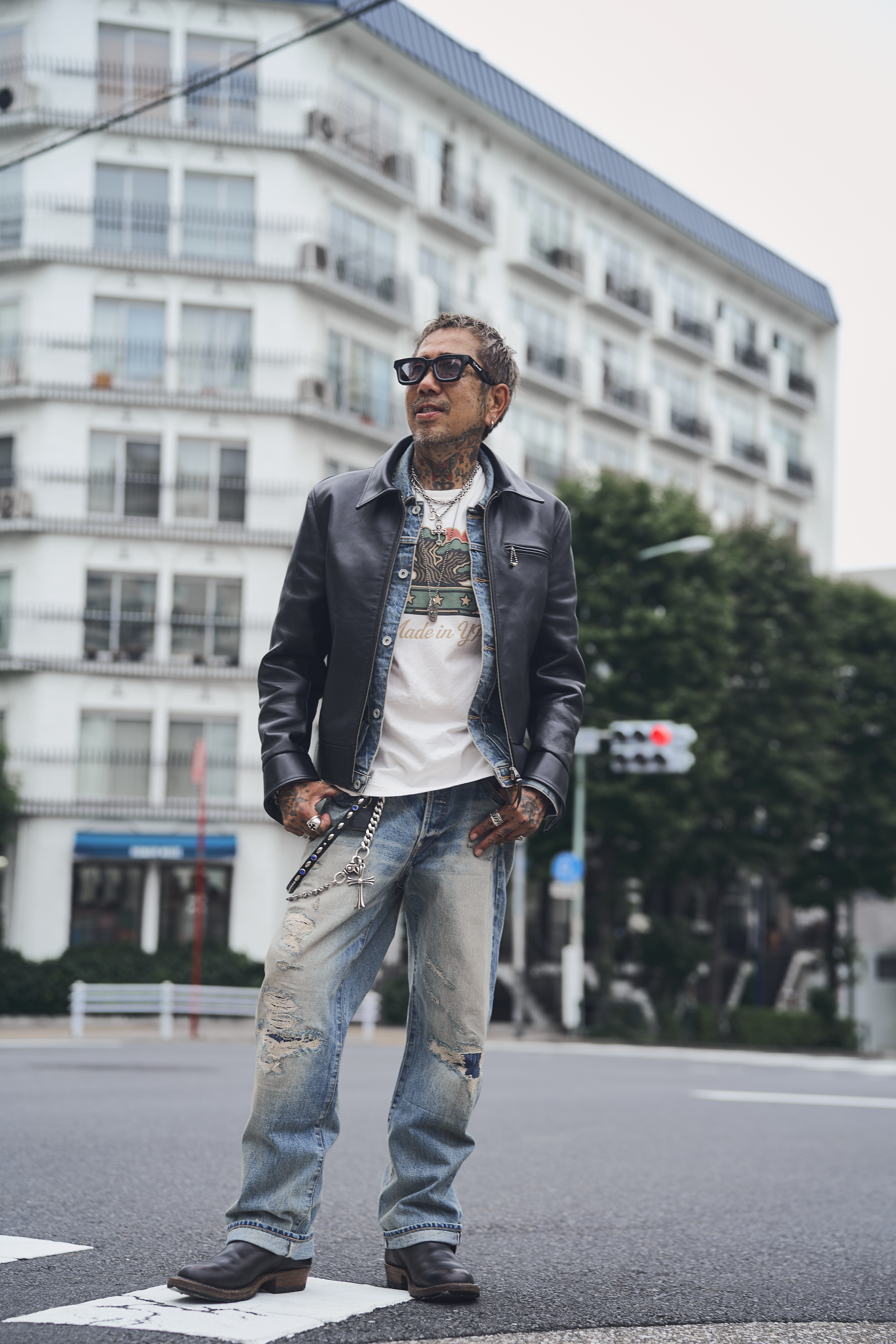 茶芯のホースハイドジャケットを着用した男性のスタイリング