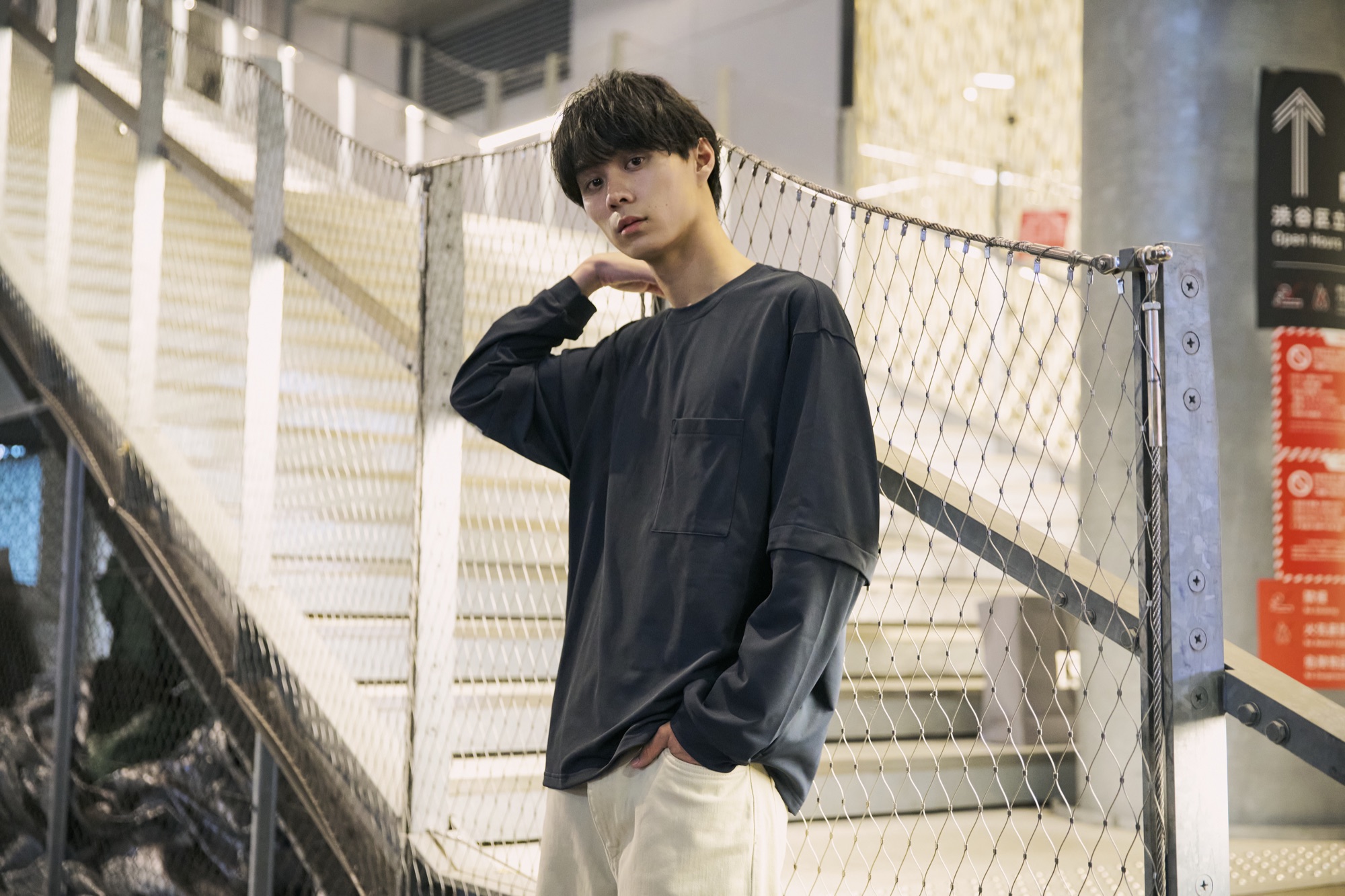 ネイビーのMOON-TECH Tシャツ着用スタイル