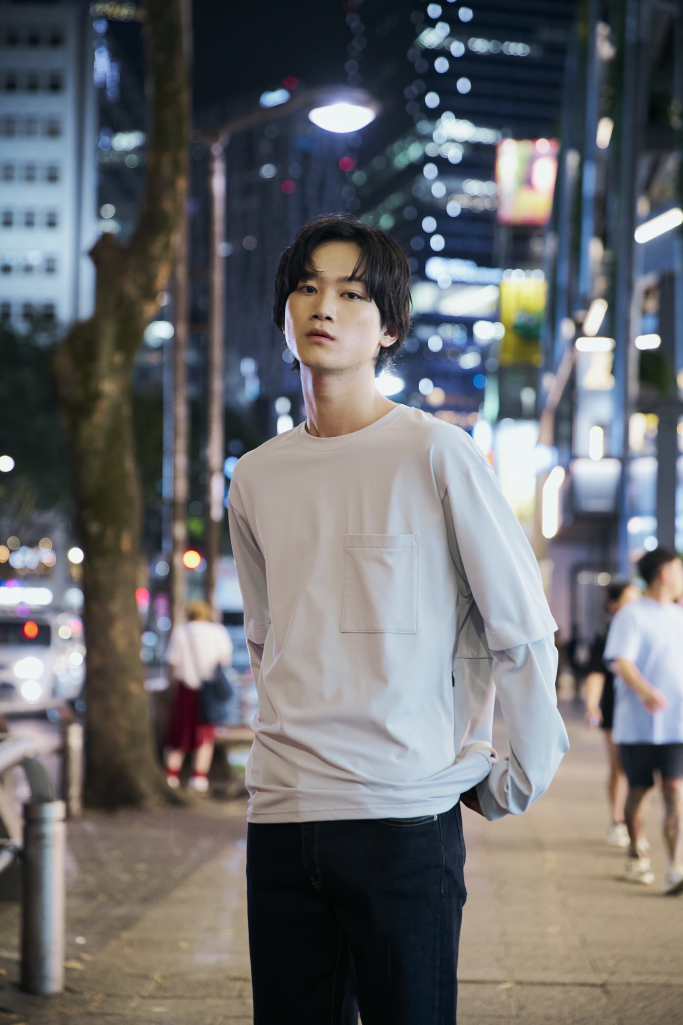 グレーのMOON-TECH Tシャツ着用スタイル